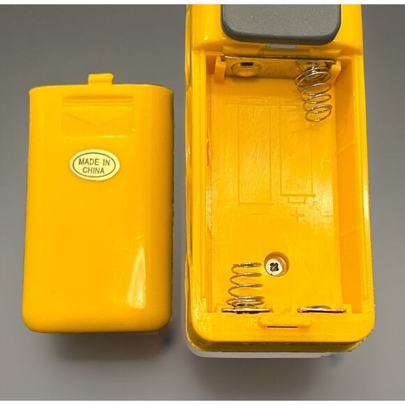 Vintage Yellow Ultronic Sports Pocket Radio with Antenna. TESTED Works! - Picture 5 of 5